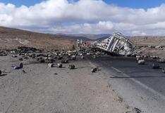COER Arequipa reporta explosión de semitrailer que transportaba balones de gas