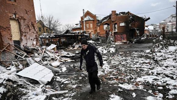 Un hombre camina entre casas destruidas durante los ataques aéreos en la ciudad ucraniana central de Bila Tserkva. (Foto: Aris Messinis / AFP)
