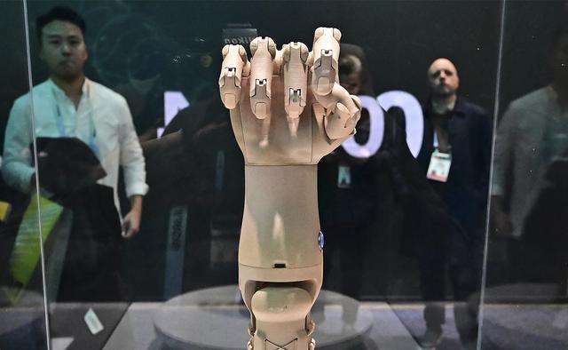 Una prótesis de brazo biónico de Unlimited Tomorrow está en exhibición en el stand de Siemens, durante el CES 2024. (Foto: AFP)