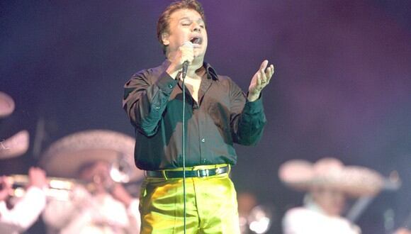 Juan Gabriel cantando durante su concierto en el Jockey Plaza. Lima, 14/02/2002 (GEC Archivo)