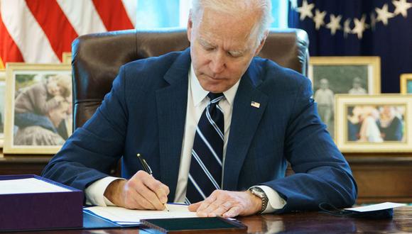 El presidente de Estados Unidos, Joe Biden, firma el gigantesco paquete de estímulo económico por US$ 1,9 billones por la pandemia de coronavirus. (Foto: MANDEL NGAN / AFP).