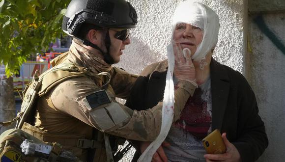 Una mujer herida es atendida después de un bombardeo de Rusia en Kiev, Ucrania, el lunes 10 de octubre de 2022.(Foto AP/Efrem Lukatsky).