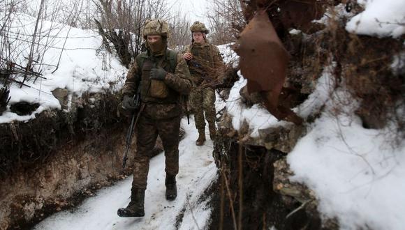 Centenares de soldados ucranianos están apostados en la línea de combate del frente oriental de Ucrania. (GETTY IMAGES).