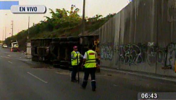 Panamericana Sur: trailer se volcó y generó caos vehicular