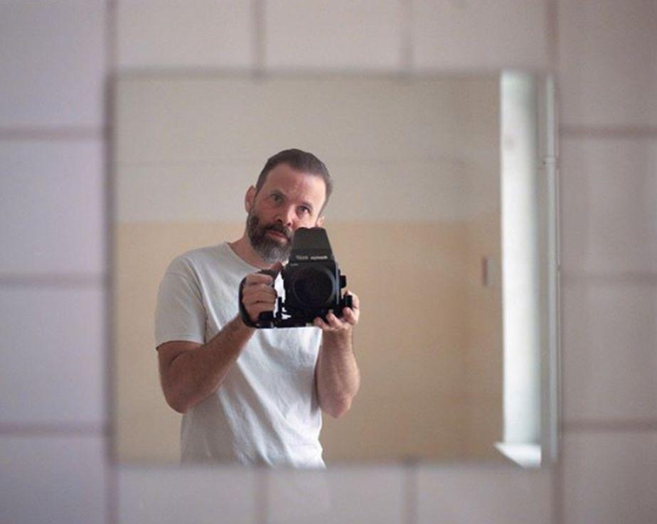 El director Baran bo Odar en el set de "Dark" - Temporada 3 (Foto: Instagram)