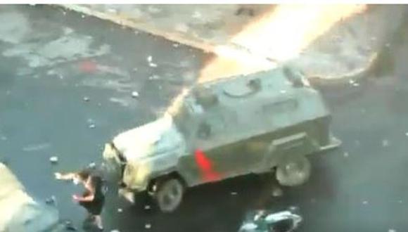 El joven Oscar Pérez fue atropellado por dos vehículos de Carabineros de Chile conocidos como zorrillos. (Twitter).