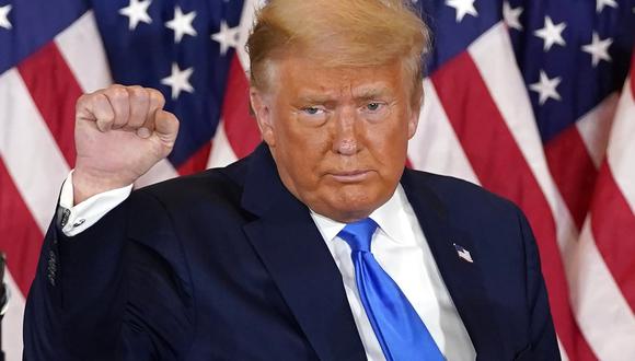 El presidente Donald Trump aprieta el puño después de hablar en el Salón Este de la Casa Blanca, la madrugada del miércoles 4 de noviembre de 2020, en Washington (Estados Unidos). (AP/Evan Vucci).