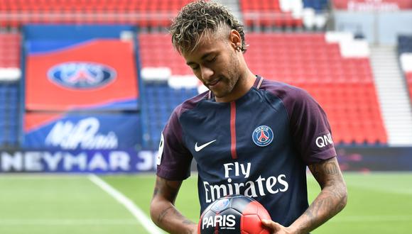 La directiva del PSG se encuentra muy preocupada, ya que Neymar, su fichaje estrella, no puede debutar en el campeonato francés. (Foto: AFP)