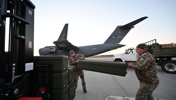 Militares de Ucrania mueven misiles FIM-92 Stinger fabricados en Estados Unidos, un sistema de defensa aérea portátil (MANPADS) que funciona como un misil tierra-aire (SAM) guiado por infrarrojos. (SERGEI SUPINSKY / AFP).