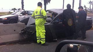 Costa Verde: auto chocó contra berma en bajada de Armendáriz