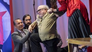 Danny DeVito sufrió estrepitosa caída al presentar "Dumbo" en México [VIDEO]