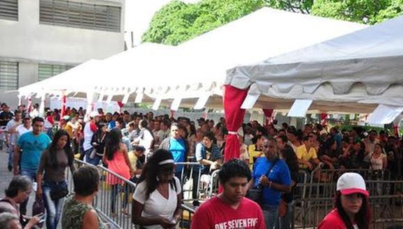 Las &uacute;nicas filas de personas que se observaron en la capital de Venezuela fueron en torno a los puestos instalados para vender productos t&iacute;picos. (Foto: Twitter)