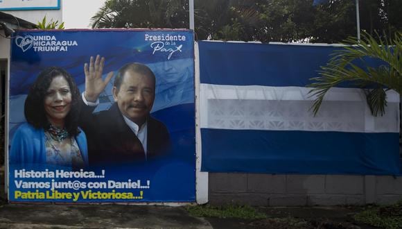 Foto del 7 de octubre de 2021 que muestra una pancarta política con la imagen de la fórmula presidencial del mandatario Daniel Ortega, y la vicepresidenta Rosario Murillo. (EFE/Jorge Torres).