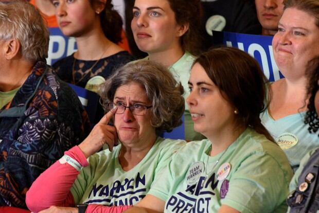Una partidaria se limpia una lágrima mientras la Senadora Elizabeth Warren habla en su Caucus (Foto: EFE)