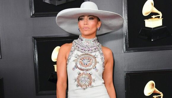 Jennifer Lopez derrochó sensualidad durante los Grammys 2019 y su sensual atuendo causó revuelo en redes sociales. (Foto: AFP)