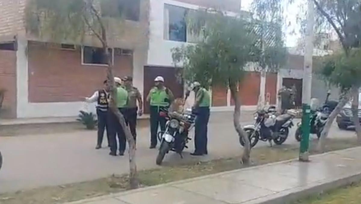 Más de 30 policías llegaron al lugar del crimen. (Foto: Captura/Prensa Chalaca)