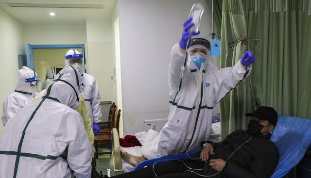 Sin máscaras suficientes y obligados a usar varias veces los mismos trajes de protección, los médicos de Wuhan, la ciudad china epicentro del nuevo coronavirus, trabajan con miedo y expuestos a un contagio. (AP).