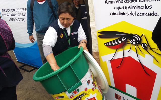 Campaña de prevención de dengue y chikungunya en el mercado de flores Santa Rosa del Rímac (Foto: Yasmin Rosas/ El Comercio)