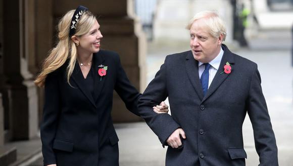 En esta foto de archivo tomada el 8 de noviembre de 2020, el primer ministro británico Boris Johnson  y su compañera Carrie Johnson (antes Symonds) se encuentran con los veteranos en la ceremonia del domingo de recuerdo en el Cenotafio de Whitehall. (Foto de Chris Jackson / POOL / AFP).