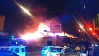 Breña: incendio arrasó con más de 200 puestos de mercado