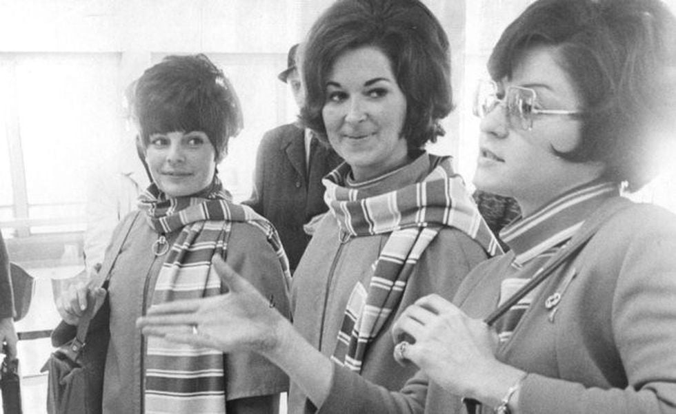 Charlene Delmonico (right) shows the press how the kidnapping took place. It is accompanied by Tanya Novacoff (left) and Roberta Johnson (center). (Getty Images)