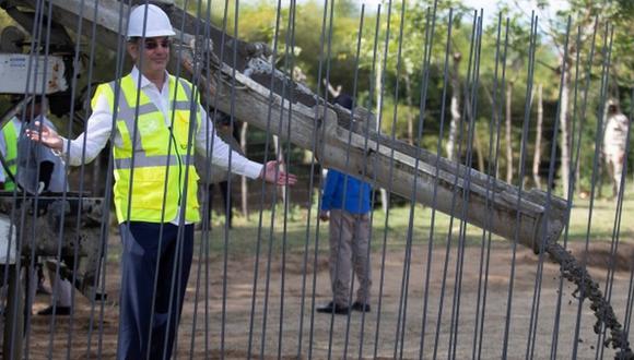 Luis Abinader en la inauguración de las obras del muro entre República Dominicana y Haití. (REUTERS).