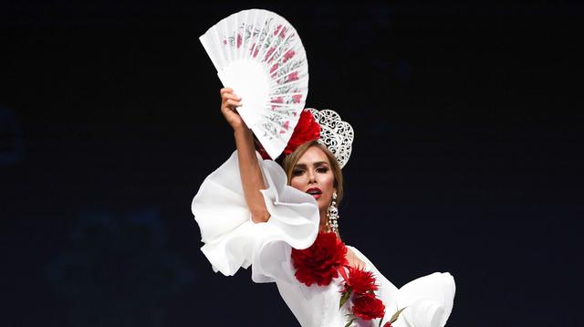 Miss España. Ángela Ponce, candidata de Miss Universo, durante su desfile por la pasarela de trajes típicos. Foto: Agencias/ Instagram.