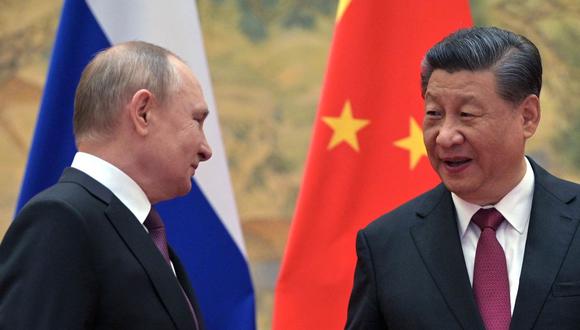 El presidente de Rusia, Vladimir Putin (izq.), y su homólogo de China, Xi Jinping, llegan para una reunión en Beijing, el 4 de febrero de 2022. (Alexei Druzhinin / Sputnik / AFP).