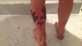 Lionel Messi se tatuó el nombre y manos de su hijo Thiago en la pantorrilla
