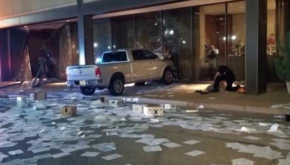 El sujeto dejó en el lugar un paquete sospechoso, el mismo que viene siendo analizado por personal antimbombas. (Foto: Twitter/@FOX4)