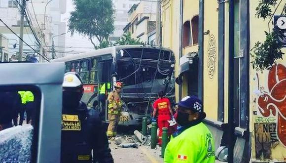 Hasta el momento se desconoce el número de personas heridas y la situación del chofer del bus. (Foto: mipamplonacity /Instagram)