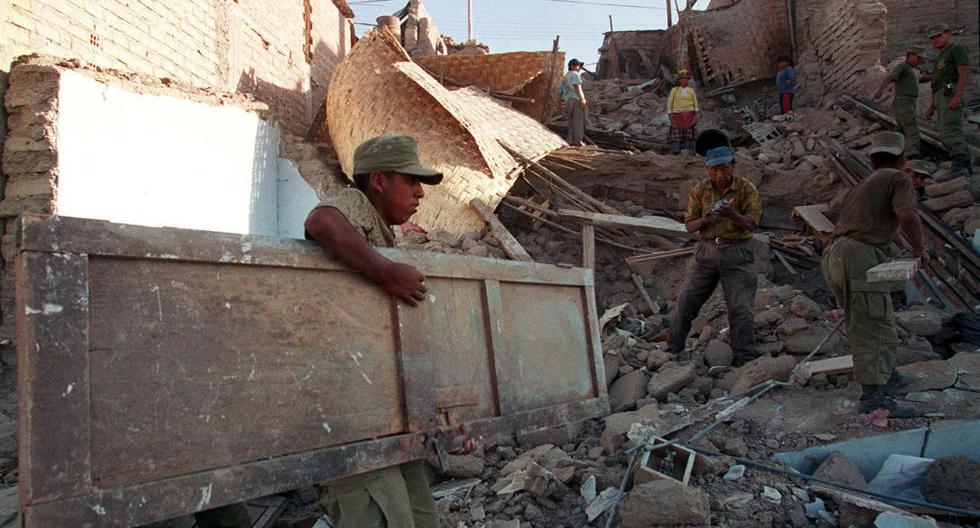 Miembros del Ejército ayudan en las labores de remoción de escombros tras el fuerte sismo de 6,9 grados en la escala de Richter, que remeció el sur del Perú el 23 de junio de 2001. (Foto: Getty Images)