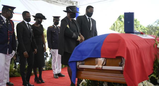 La exprimera dama de Haití, Martine Moise, junto al ataúd de su esposo asesinado, el ex presidente Jovenel Moise, acompañada de sus hijos en Cap-Haitien, Haití. (AP / Matias Delacroix).