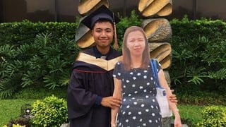 Joven cumplió sueño de su mamá fallecida y llevó una foto impresa de ella a la graduación