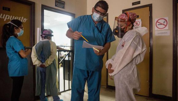 Médicos del Hospital Nacional de Chimaltenango conversan en un pasillo este lunes, en Chimaltenango (Guatemala). (Foto Referencial: EFE/ Esteban Biba).