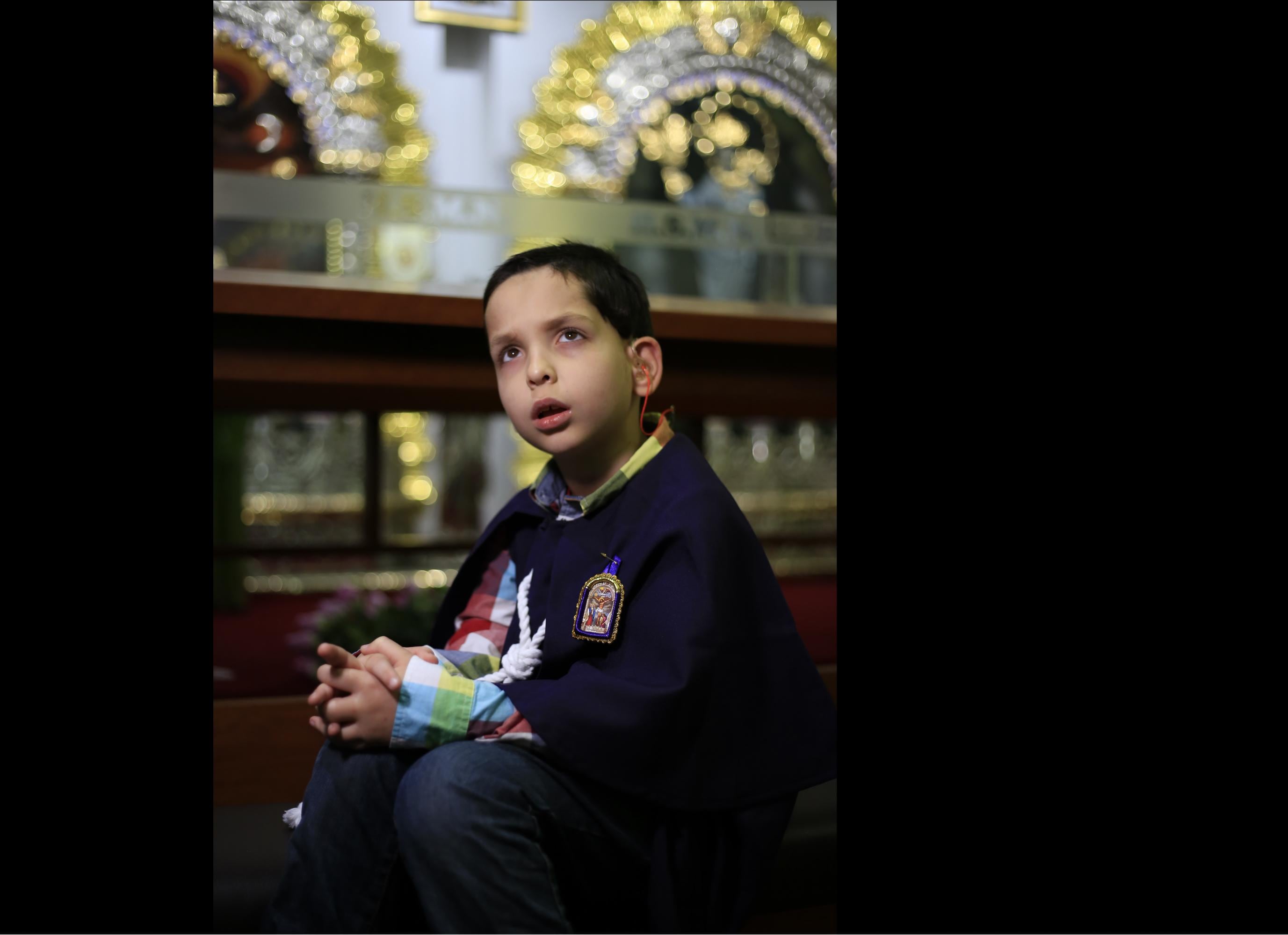 El pequeño Darko, con su hábito morado, visitó ayer por primera vez la Iglesia de las Nazarenas (Foto: Jessica Vicente).