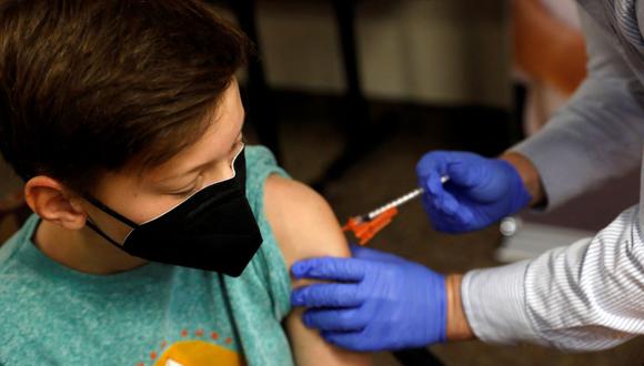 En esta foto de archivo tomada el 13 de mayo de 2021, un niño recibe la vacuna Pfizer-BioNTech COVID-19 en Estados Unidos. (JEFF KOWALSKY / AFP).