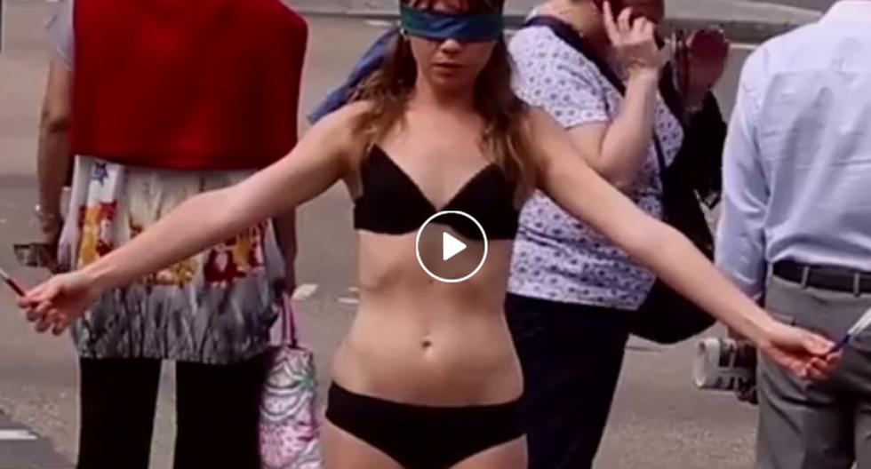Este video de YouTube nos muestra lo que pasa cuando una chica se desnuda en medio de la calle. (Foto: captura)