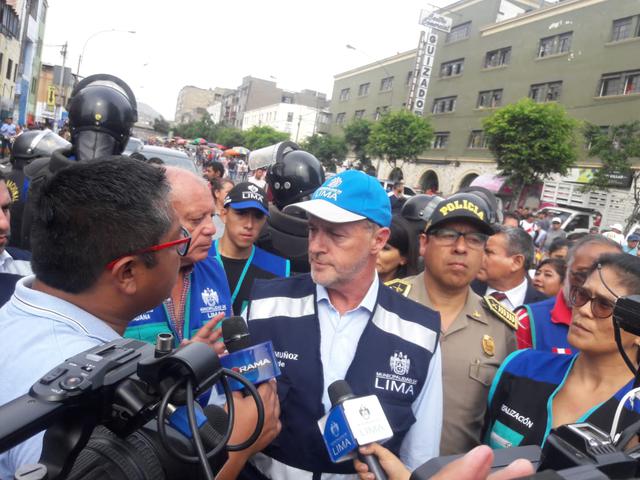 El alcalde Jorge Muñoz recorrió vías aledañas al emporio comercial de Gamarra (Fotos: Lino Chipana / GEC)