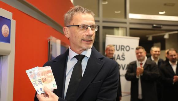 El presidente del Banco Nacional de Croacia, Boris Vujcic, toma los primeros billetes en euros en un cajero automático en Zagreb, el 1 de enero de 2023. (EFE/EPA/LANA SLIVAR).