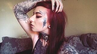 La joven que se dibujó una frase en el rostro como protesta ante el rechazo a tatuadores