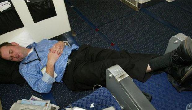 Hay pasajeros que se tiran en los pasillos, lo cual va contra las reglas de seguridad y pone en riesgo la integridad física.