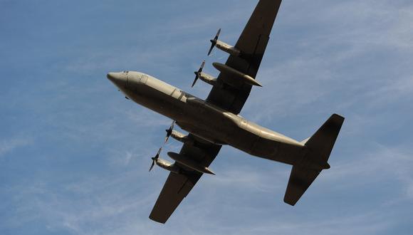 Un avión Hércules C-130H de la Real Fuerza Aérea de Malasia despega de la base aérea de Pearce en Bullsbrook, a 35 kilómetros al norte de Perth, el 17 de abril de 2014. (Foto de GREG WOOD / POOL / AFP)