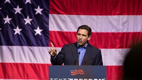 El gobernador de Florida y aspirante a presidente de 2024, Ron DeSantis, habla durante una parada de campaña en el Centro de Convenciones de Greenville en Greenville, Carolina del Sur, el 2 de junio de 2023. (Foto de Logan Cyrus / AFP)