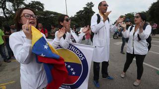 Médicos venezolanos llegan a la frontera con Colombia para pedir el paso de ayuda humanitaria