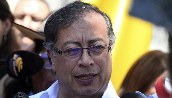 El presidente de Colombia, Gustavo Petro, habla con los periodistas en el edificio del Ministerio de Relaciones Exteriores de República Dominicana en Santo Domingo, el 25 de marzo de 2023. (Foto de Federico Parra / AFP)