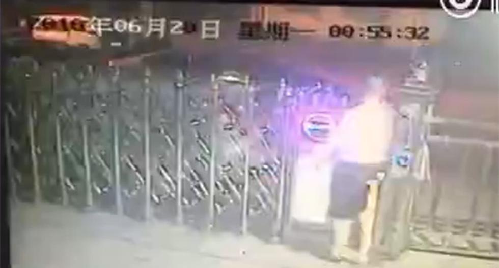 Un hombre murió electrocutado al cruzar una puerta retráctil en China. (Foto: Live Leak)
