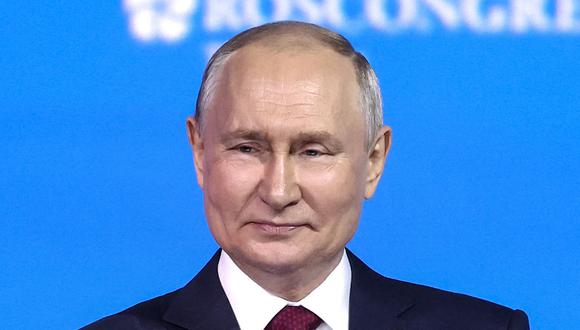 El presidente de Rusia Vladimir Putin pronuncia un discurso en la sesión plenaria de la segunda cumbre Rusia-África en San Petersburgo el 27 de julio de 2023. (Foto de Valery SHARIFULIN / TASS Host Photo Agency / AFP).
