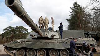 Militares ucranianos comienzan su instrucción con los tanques occidentales