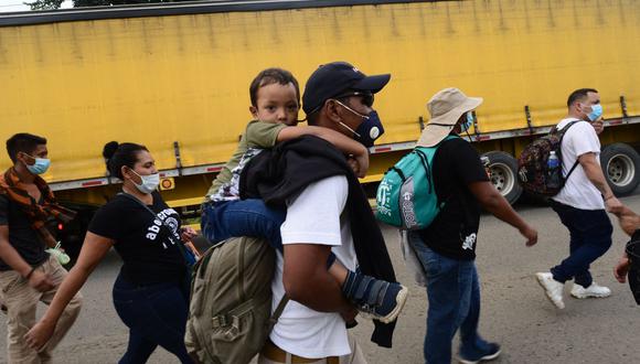 Migrantes hondureños se trasladan a Agua Caliente, en la frontera entre Honduras y Guatemala, de camino a Estados Unidos, el 15 de enero de 2021.  (Foto de Orlando SIERRA / AFP).